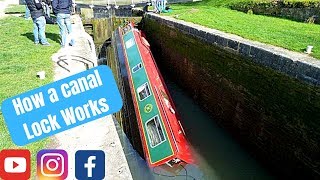 E22 How to take a narrowboat down through a canal lock on the Kennet amp Avon canal [upl. by Okwu602]