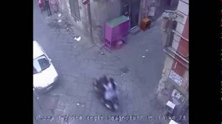 Orrore a Napoli video choc così il killer uccide davanti a tutti [upl. by Davilman]