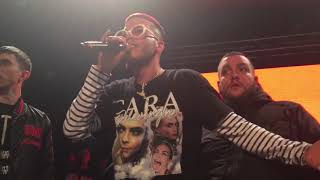 SFERA EBBASTA LIVE  LANCIA UNA BOTTIGLIA IN FACCIA A UN RAGAZZO POI CANTA VISIERA A BECCO [upl. by Orwin]