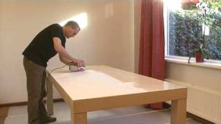 Houten tafel verven  Rambo Pantser Lak hout interieur [upl. by Lantz]