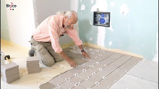 Poser du carrelage au sol dans une salle de bains  Tuto bricolage avec Robert [upl. by Harold]