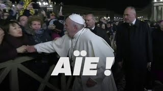 Le pape François perd son calme face au geste brusque dune fidèle [upl. by Otreblif]